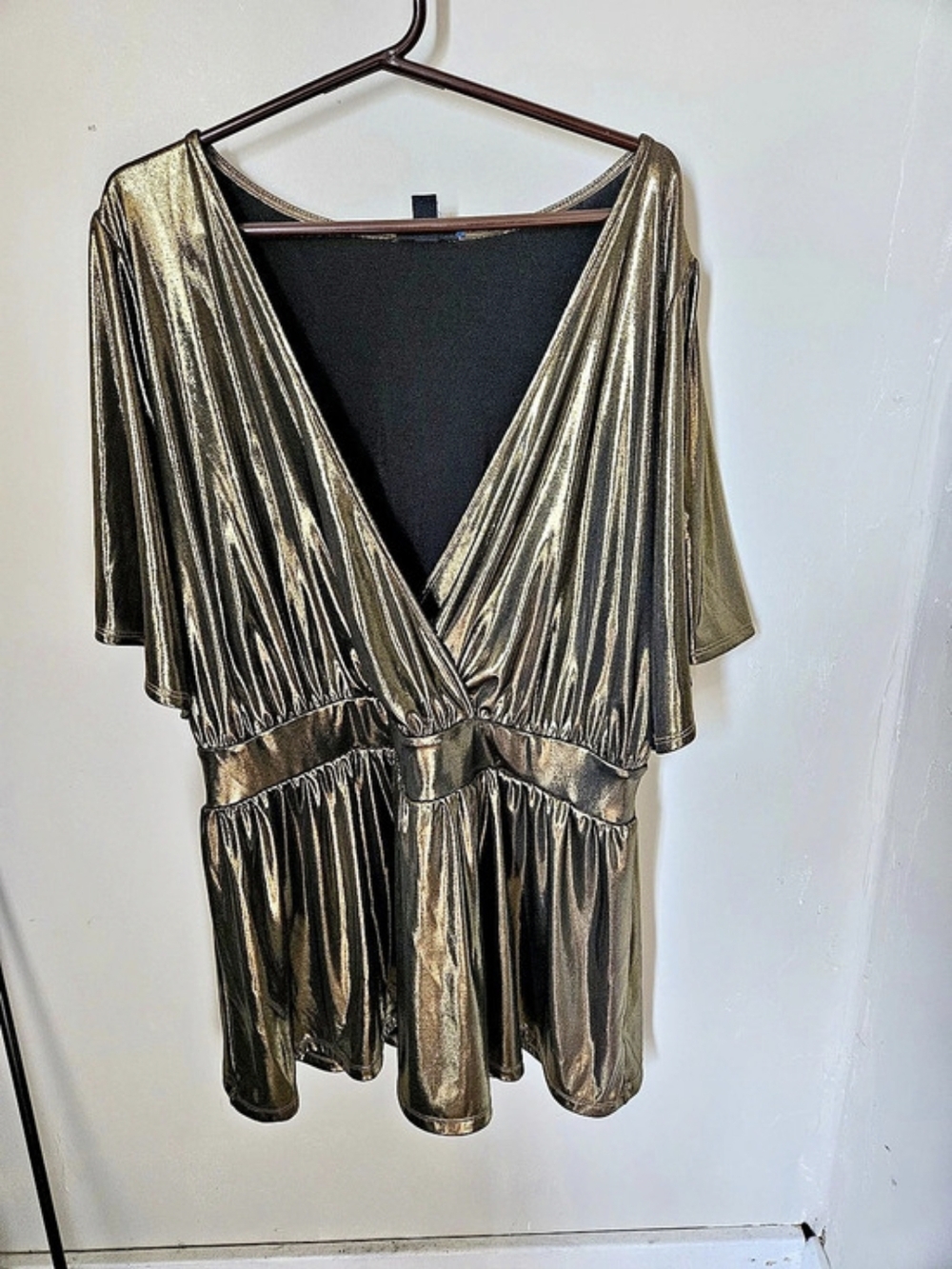 Torrid Metallic Top in Gold & Black Size 2 Like New